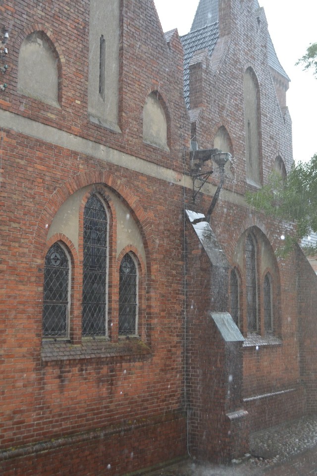 Kościół św. Anny w Sztumie - rynny nie nadążają odprowadzać wody