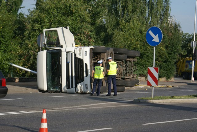 Wypadek na skrzyżowaniu ulic Warszawskiej i Łódzkiej. Przewróciła się ciężarówka