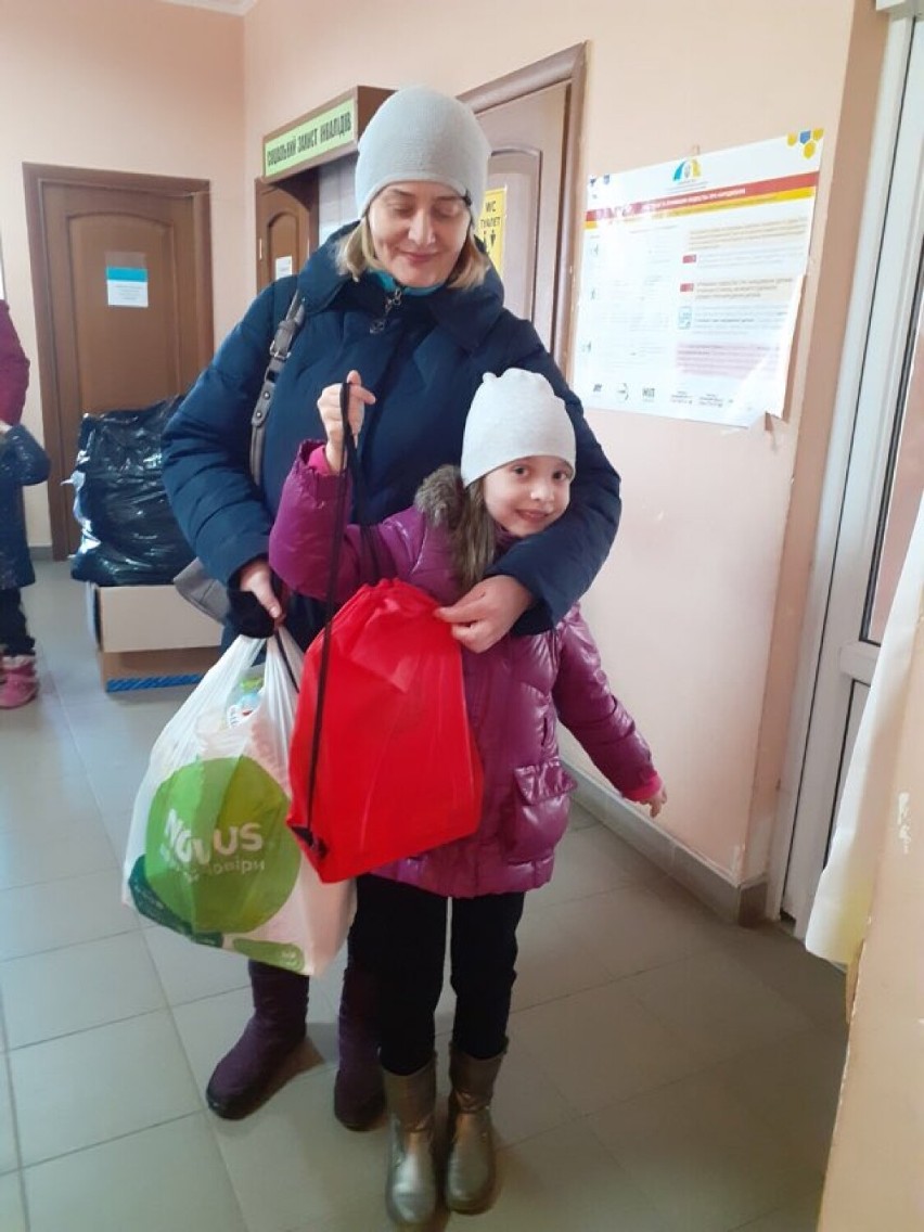 Razem dla Ukrainy, razem w Żelistrzewie i Leśniewie. Dla dzieci z Ukrainy przygotowali niecodzienne prezenty i swoje kartki niespodzianki