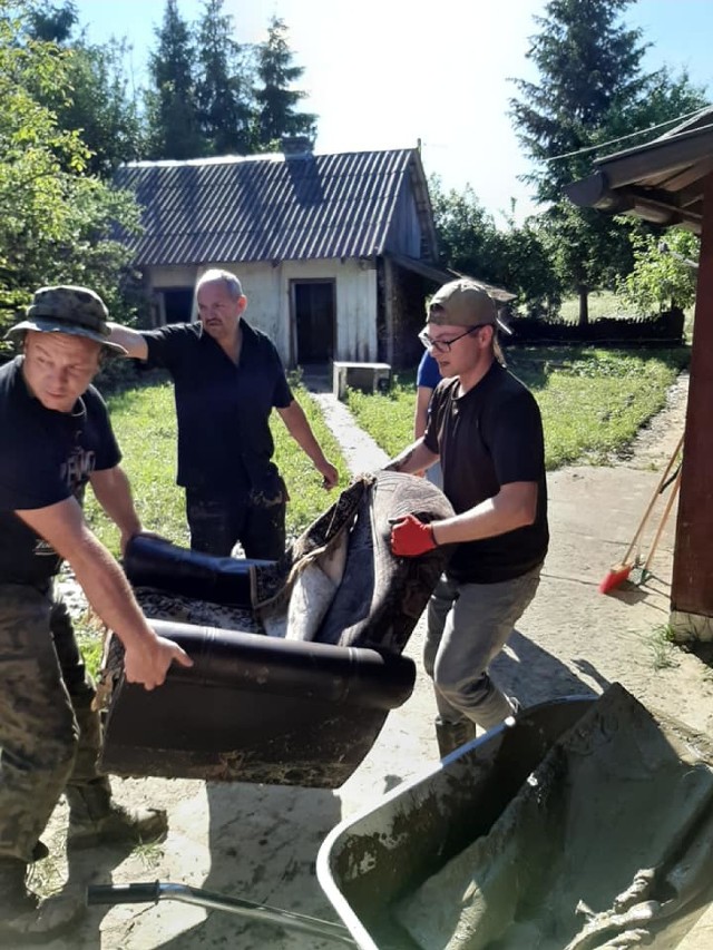 Radni oraz społecznicy z Przemyśla pomagali powodzianom w Birczy w sprzątaniu domów po powodzi.