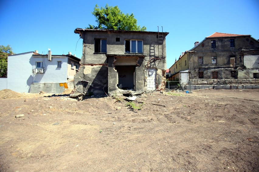 Na terenie po zakładach odzieżowych Tarmilo w Tarnowskich...