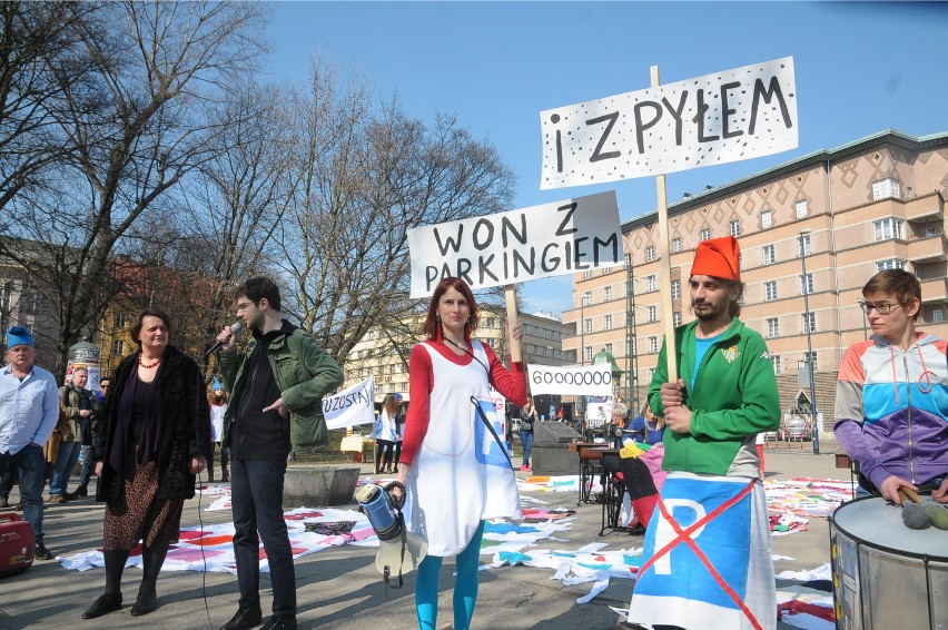 Grupa krasnoludków manifestowała w sobotę swój sprzeciw...