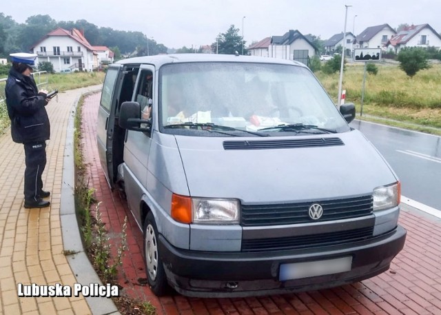 Policjanci Wydziału Ruchu Drogowego z Krosna Odrzańskiego obserwując zachowanie kierowców na drodze, zatrzymali do kontroli drogowej kierowcę vw transporter. Mężczyzna popełnił kilka wykroczeń...