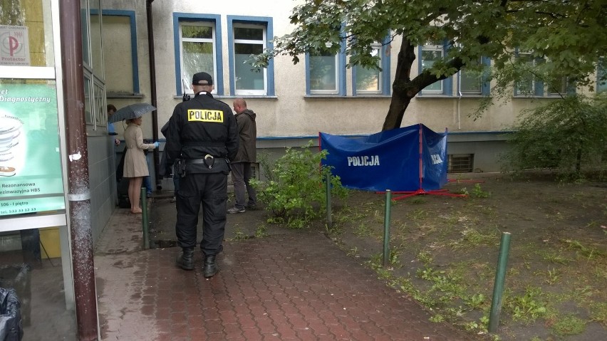 Umarł przed wejściem na pogotowie w Łodzi. Mężczyzna wychodził z badań [ZDJĘCIA]