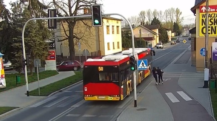 Czechowice: Dziewczyna omal nie wpadła pod autobus. Wygłupy mogły skończyć się tragedią [NAGRANIE z monitoringu]