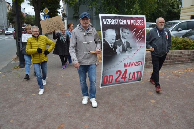 Dość! Seniorzy w Zduńskiej Woli protestują. Morawiecki synonimem drożyzny