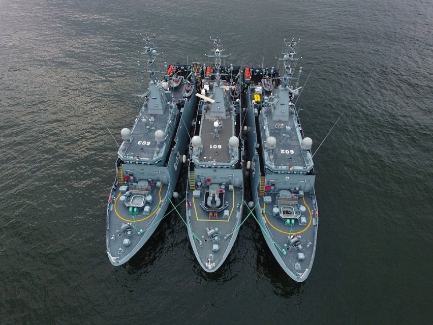 Trzy najnowsze niszczyciele min Marynarki Wojennej RP po raz...