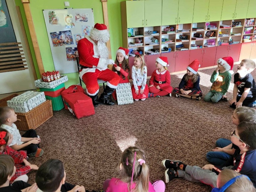 Święty Mikołaj odwiedził Przedszkole Samorządowe nr 5 w Kielcach. Były prezenty i wspólna zabawa