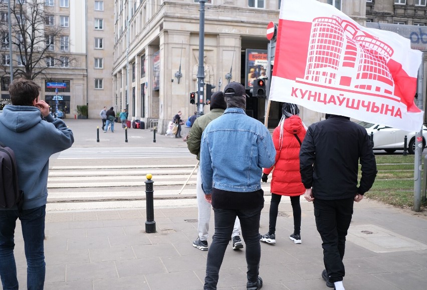 Demonstracja na ulicach Warszawy. Białorusini solidaryzują się z Ukrainą