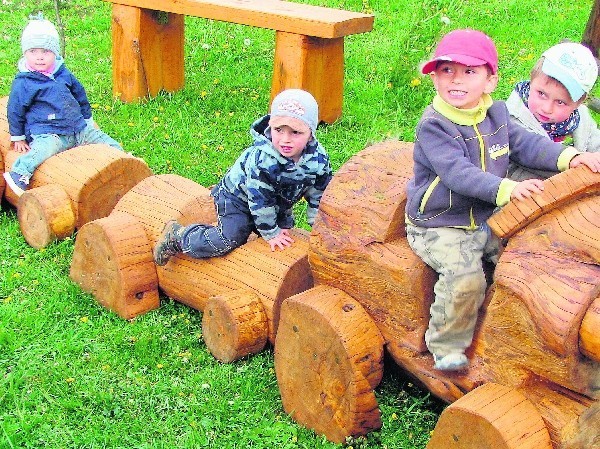 Plac zabaw w przydomowym ogrodzie państwa Królikowskich w Tyliczu