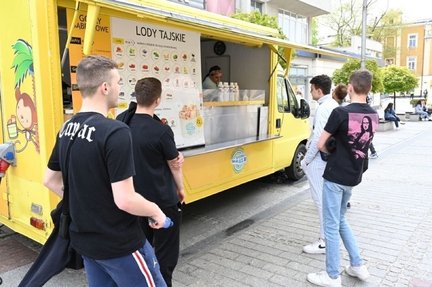 Food trucki ostatni raz w tym sezonie zaparkują przy ulicy Sienkiewicza w Kielcach. Zapowiada się pysznie. Zobaczcie film