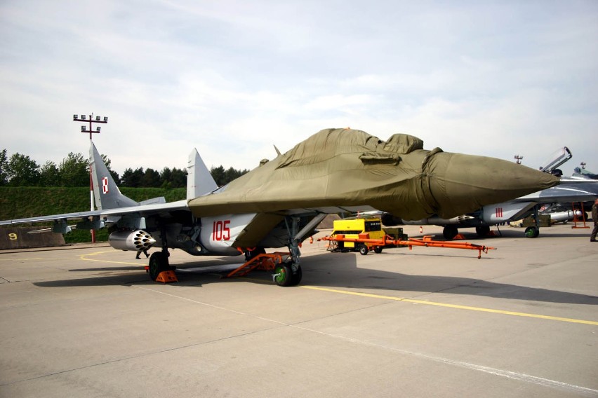 Mirosławiec. Ćwiczenia Kondor-12. MiGi i Su-22 ćwiczyły na lotnisku w Mirosławcu [ZDJĘCIA i WIDEO]