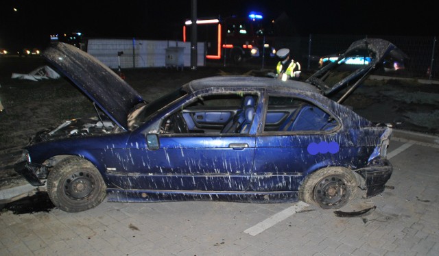 Wypadek na "starej ósemce" w gminie Sokolniki. Kierowca uderzył w ogrodzenie i butlę z gazem