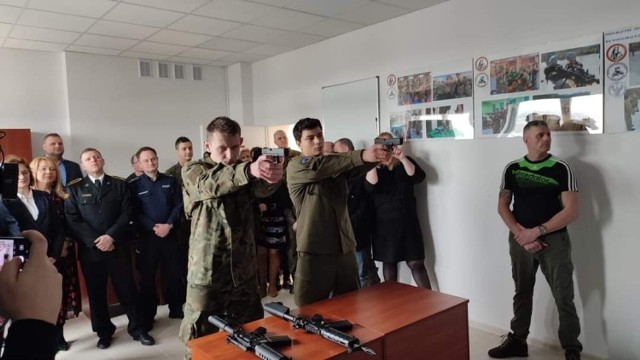 Wirtualna strzelnica w Ostrowcu Świętokrzyskim już działa. Otwarto ją w  Niepublicznym Technikum imienia Tadeusza Kościuszki