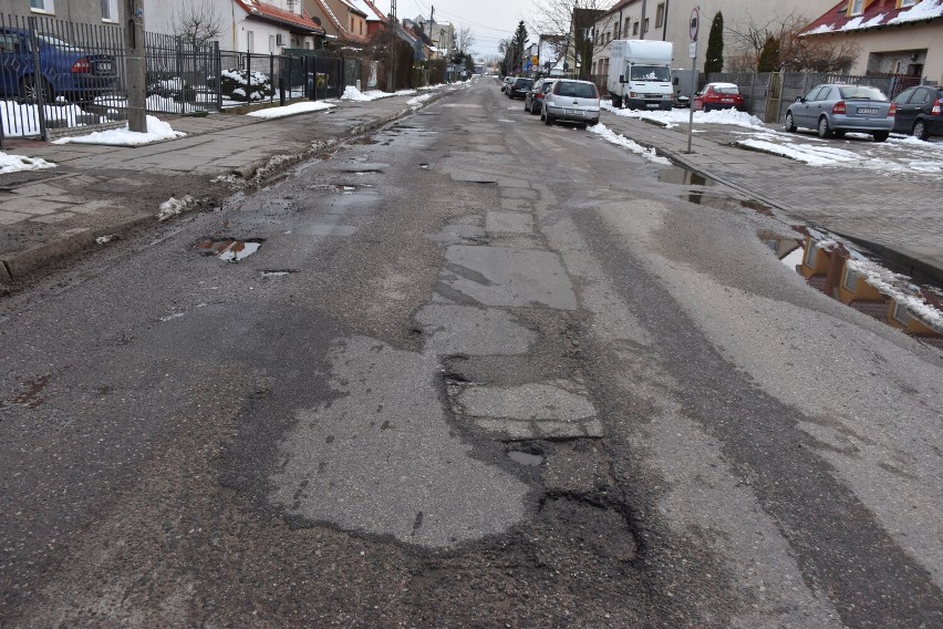 Mieszkańcy ul. Chopina w Malborku mają dość dziur w drodze. "Koszty utrzymania samochodów i tak są wysokie, a rosną przez stan nawierzchni"