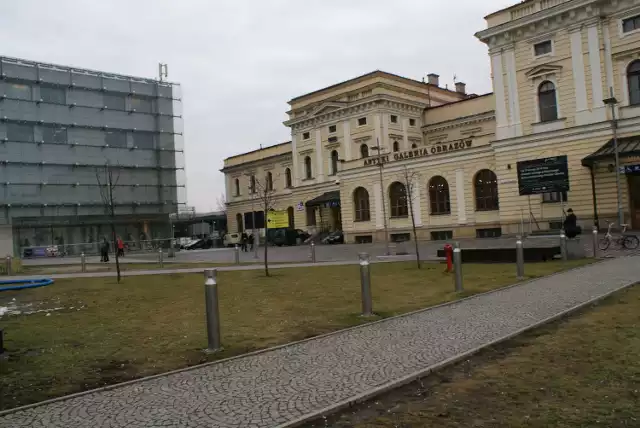 Stary budynek dworca w Krakowie.