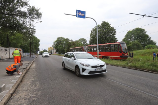 Przywrócono ruch dwukierunkowy na remontowanym odcinku ul. Zabrzańskiej w Bytomiu. Wciąż jednak prowadzone są prace związane z chodnikiem. Zobacz kolejne zdjęcia. Przesuwaj zdjęcia w prawo - naciśnij strzałkę lub przycisk NASTĘPNE >>>