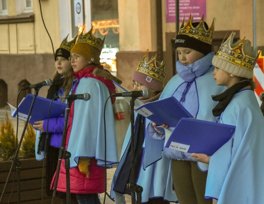 Orszak Trzech Króli przeszedł przez szamotulski Rynek. W bazylice kolędowano wraz z "Szamotułami"