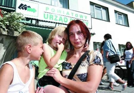 Barbara Rępińska, nie pracuje od 5 lat, samotnie wychowuje dwójkę dzieci  &amp;#8211; Pawła i Natalkę. Dlatego nie przyjęła propozycji zatrudnienia w Draexlmaierze. FOT. MARCIN OLIVA SOTO