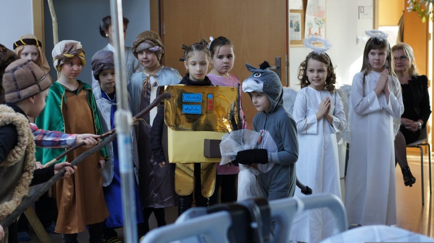 Grupa teatralna w Szkole Podstawowej nr 4 w Oświęcimiu zagrała dla chorych w hospicjum