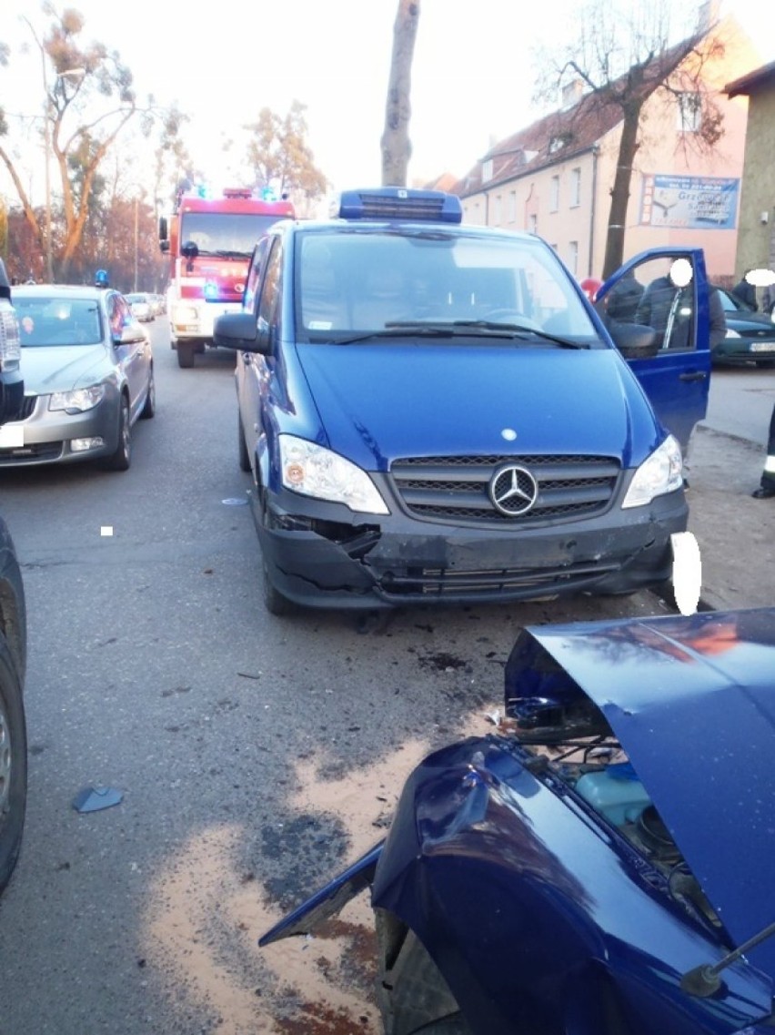 ]Wypadek w Braniewie. Samochód uderzył w drzewo