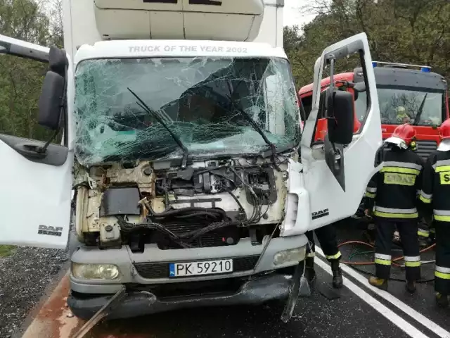 Wypadek na DK 12 między Sulejowem a Przygłowem - zderzenie samochodu ciężarowego i osobowego. Jedna osoba została ranna