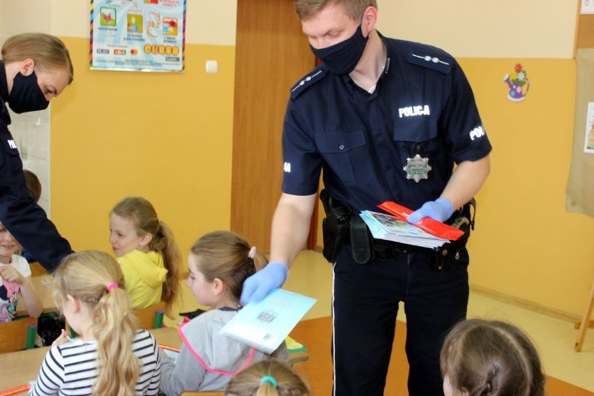 Policjanci  z Lipna spotkali się z uczniami klasy pierwszej...