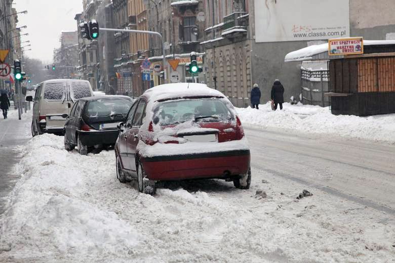 W centrum Łodzi pryzmy śniegu utrudniają parkowanie, ale w...