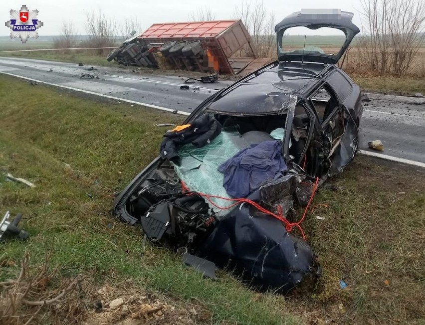 Gmina Krasnystaw. Śmiertelny wypadek na DW812.  Samochód osobowy zderzył się z ciężarówką
