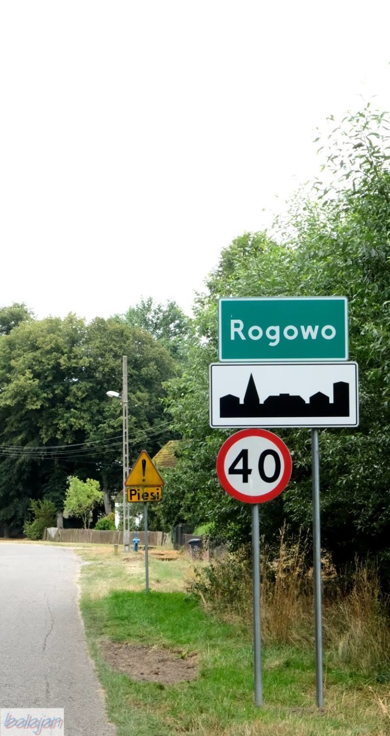 Rogowo. Miejscowość w średniowieczu należała do miasta Stargard. Wieś była podzielona na dwie części
