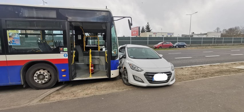 Wypadek w Bydgoszczy. Autobus zderzył się z samochodem osobowym na ul. Grunwaldzkiej [zdjęcia]