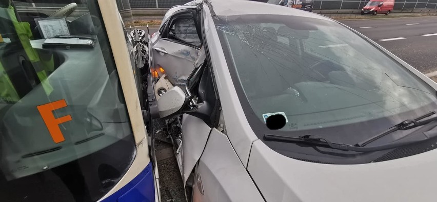 Wypadek w Bydgoszczy. Autobus zderzył się z samochodem osobowym na ul. Grunwaldzkiej [zdjęcia]