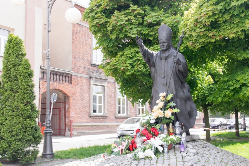 Setna rocznica urodzin św. Jana Pawła II. W Zduńskiej Woli kwiaty i znicze przy pomniku
