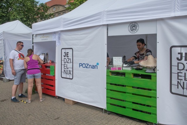 Jedzielnia coraz bardziej wpisuje się w krajobraz Poznania pojawiając się na ulicach miasta już trzeci rok z rzędu. Organizatorzy na każde spotkanie zapraszają różnorodnych poznańskich restauratorów, którzy proponują swoje dania za nie więcej niż 10 zł.

Przejdź do kolejnego zdjęcia --->