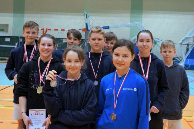 Badmintoniści UKS Bliza Władysławowo wystartowali w turnieju w Miastku. Dziewięcioosobowa ekipa wywalczyła łącznie dwanaście medali.