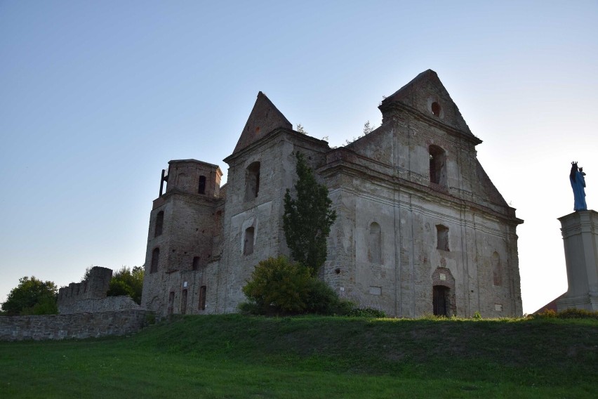Fascynujące ruiny klasztoru Karmelitów w Zagórzu i...