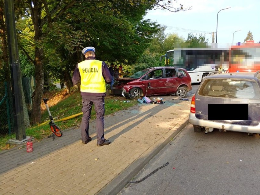 Zderzenie w Kostkowie. Cztery osoby poszkodowane| ZDJĘCIA