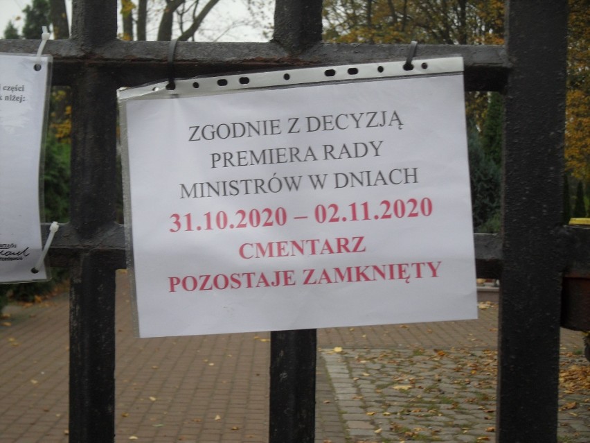 Cmentarz w Ustce zamknięty. Mieszkańcy stosują się do zaleceń rządu [ZDJĘCIA]