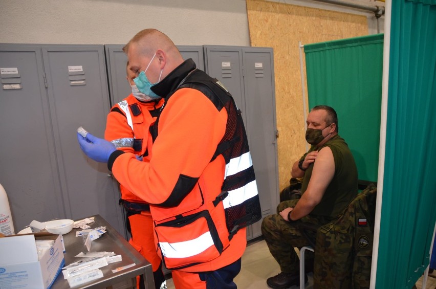 Trwają szczepienia służb mundurowych w Tomaszowie. Żołnierze 25. Brygady Kawalerii Powietrznej szczepią się na Nowym Glinniku [ZDJĘCIA]