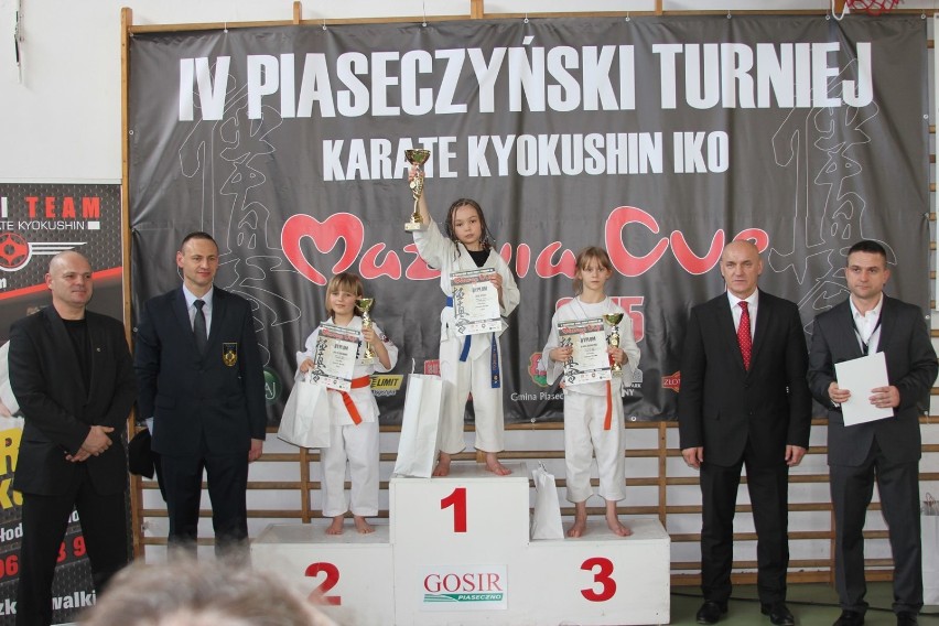 Młodzi karatecy z Krosna zdobyli trzy puchary na turnieju w Piasecznie