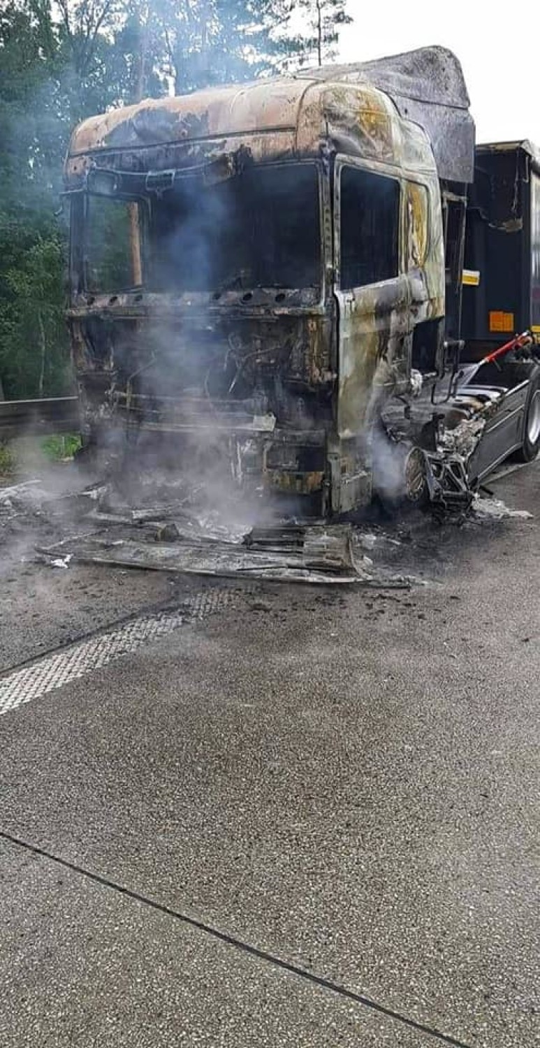 Jednostki z pow. wieluńskiego i wieruszowskiego gasiły palącą się na S8 ciężarówkę ZDJĘCIA