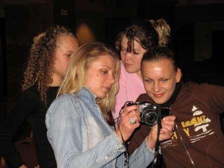 Dziewczęta z zainteresowaniem oglądąły swoje pierwsze zdjęcia z castingu.