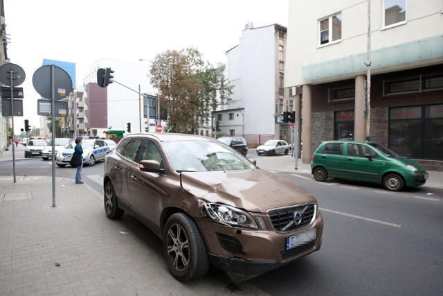 Nie wszystkie panie są mistrzyniami kierownicy. W tym wypadku 47-letnia kobieta kierująca volvo wjechała na skrzyżowanie przy czerwonym świetle i spowodowała stłuczkę.