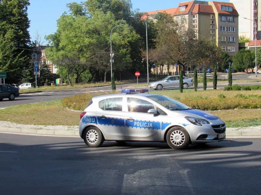 "Patriotyczni Błękitni" oddali cześć powstańcom paląc race na rondzie w centrum Stargardu ZDJĘCIA