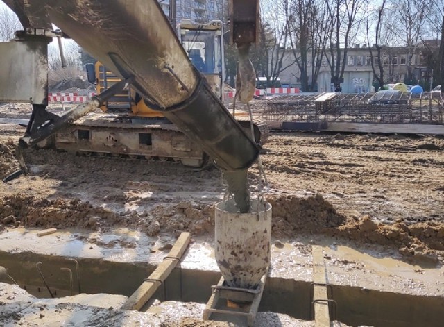 Rozpoczęły się prace związane z wykonywaniem tunelu drogowego w ul. Opolskiej. Obiekt powstaje w ramach budowy nowej linii tramwajowej z Krowodrzy Górki do Górki Narodowej.