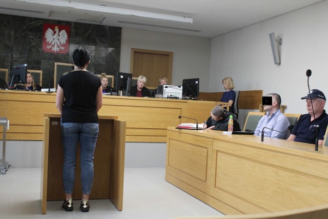 Oskarżony Grzegorz W. słucha w sądzie relacji siostry zabitego mężczyzny