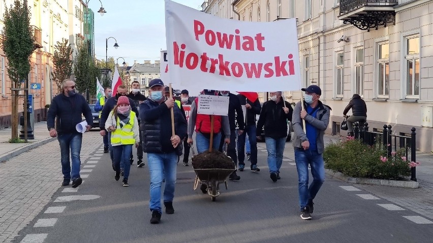 Na czele protestujących szedł Janusz Terka, przewodniczący...