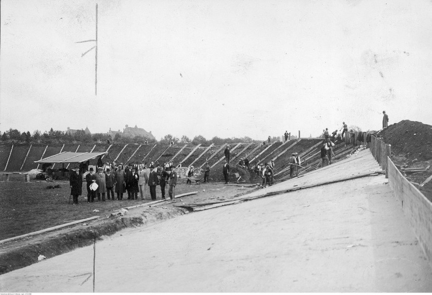 Budowa toru kolarskiego na stadionie w latach 1920-1929