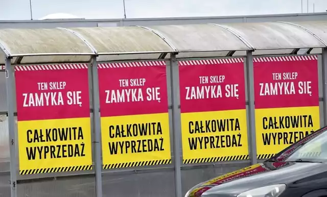 Taki obrazek zobaczycie na terenie Tesco w Sławnie. To jasna i czytelna informacja.