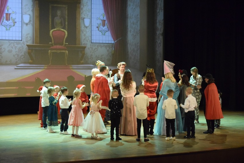„Bajkolandia” w wykonaniu przedszkolaków, rodziców i pracowników przedszkola na scenie Poloneza